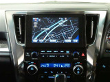 メーカーナビゲーションを装備しており、CD、DVD、Bluetooth、フルセグ視聴可能です。