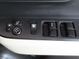 運転席のパワーウインドースイッチ部です。よく触れる場所だからこそ、使用状態があらわれますよね。ぜひこうした所もチェックしてください。