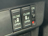 スマートキーや運転席のスイッチ操作のほか、ドアハンドルを少し引くだけで自動開閉します。狭い場所でのドアの開閉に困らないだけでなく強風時やお子様がドアを開けて隣の車にぶつけてしまうことも防いでくれます。