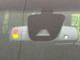 【エマージェンシーブレーキ】走行中に前方の車両等を認識し、衝突しそうな時は警報とブレーキで衝突回避と被害軽減をアシスト。より安全にドライブをお楽しみいただけます。