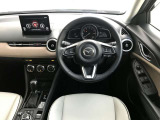【運転席インテリアデザイン】左右対称のインテリアデザインでドライバーを包み込み運転に集中できるように設計されています。