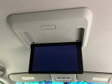 【フリップダウンモニター】大画面モニターで後席でもエンタメをお楽しみいただけます。小さなお子様にも大人気の装備です♪