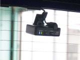 この車にはリアにもドライブレコーダーを装備しております◆映像・音声などを記録する自動車用の装置です。 もしもの事故の際の記録はもちろん、旅行の際の思い出としてドライブの映像を楽しむことができます。