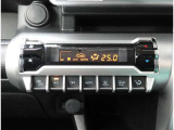 オートエアコンを装備しておりますので、四季を通じて車内を快適な温度に保つことが出来ます!高級感が有りますね!