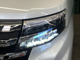 【LEDヘッドライト】悪天候や夜間走行時も良好な視界を確保し安心して運転できる高輝度LEDヘッドライトを装備!点灯速度が早く、消費電力も抑えられています。