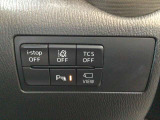 運転席横のスイッチでアイドリングスイッチやパーキングセンサーのON/OFFの切替が可能です。