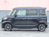 純正アルミで全体的にデザインがまとまっています。車も人も、オシャレはまずは足元からですね。
