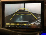 リバースギアに入れるだけで後方の表示へ切り替わります。夜間や雨の日の駐車も楽になりますよ。