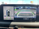 アラウンドビューモニターは4個のカメラを合成してまるで上から撮影した様な駐車場のどの位置にいるかとてもわかり易い機能です