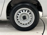 タイヤサイズは155/80R14!残り溝は5ミリ程度です!スチールホイールに傷、錆があります。