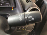 運転席ハンドル部の左横でライトをON/OFFでき、オートライトにも設定可能です。