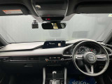 フロントピラーの位置を従来よりも後方にレイアウト。運転席からの視界の広がりを向上。車両の周囲の状況を、いち早く知ることで、安全に運行できます。