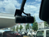 前後方対応型のマツダ純正ドライブレコーダー付きの1台。今、流行りのアイテムですので、最初から取り付けられていると嬉しいですね!