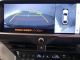 【パノラミックビュー】・・・車両の前後左右に搭載した4つのカメラにより、クルマを真上から見ているような映像を表示。運転席から確認しにくい車両周囲の状況を把握できます。