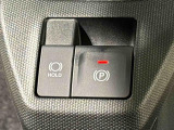 指先だけで簡単に操作が可能な電動パーキングブレーキを採用。「HOLD」スイッチを押すと、渋滞や信号待ちなどでブレーキペダルから足を離しても、ブレーキを保持するので安心です