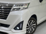 【LEDヘッドライト】悪天候や夜間走行時も良好な視界を確保し安心して運転できる高輝度LEDヘッドライトを装備!点灯速度が早く、消費電力も抑えられています。