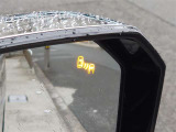 {ブラインドスポットモニター}隣の車線を走る車両をレーダーで検知し、ドアミラーに搭載されたLEDインジケーターが点灯し注意を喚起してくれます。