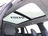 屋根一面まるごととも言える特大サイズのチルトアップ機構付電動パノラマ・ガラス・サンルーフ。晴天時はもちろん、雨天・曇天時にもブラインドを開けることで常に開放的な車内空間を実現させてくれます。