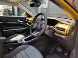運転席の足元もゆとりのある空間となっております。