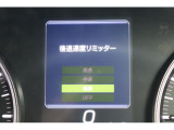 Rレンジでアクセルの急な踏み込みを検知し誤後進とシステムが判断した場合、警報と警告表示で注意喚起。エンジンの出力を抑え、後退時の飛び出しを抑制します。また後退速度リミッターを装備。