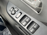 【電動格納ミラー】サイドミラーは電動格納式となっており、狭い駐車場でもキズがつくリスクを抑えられます。