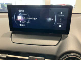 360度ビューカメラを搭載。4方の小型カメラの映像を処理し、車両真上からの映像に変換しています。