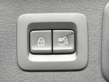【パワーバックドア】スマートキーや運転席のボタンを押すだけでリアゲートが自動で開閉します!荷物を持っている時や、高い位置にあるバックドアを閉める際に便利な機能です♪