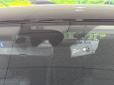 【エマージェンシーブレーキ】走行中に前方の車両等を認識し、衝突しそうな時は警報とブレーキで衝突回避と被害軽減をアシスト。より安全にドライブをお楽しみいただけます。
