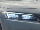 【LEDヘッドライト】悪天候や夜間走行時も良好な視界を確保し安心して運転できる高輝度LEDヘッドライトを装備!点灯速度が早く、消費電力も抑えられています。