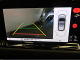 ギアをリバースに入れると車両後方の映像を映し出します。画面にはガイドラインが表示され、車庫入れや縦列駐車などの際に安全確認をサポートします。