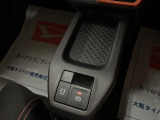 電動パーキングブレーキを装備しています☆パーキングブレーキが足踏み式や手引き式ではなく電動で行うことができます☆設定でシフトをパーキングに入れると自動でパーキングをかけるようにできます☆
