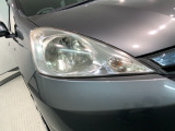 ディスチャージヘッドライト搭載でしっかり明るく照らしてくれるので、夜間走行や不慣れな道でも安心です。