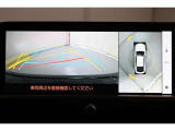 パノラミックビューモニターです。 車を真上から見たような映像をディスプレイに表示。 車両周辺の状況をリアルタイムで確認できます。