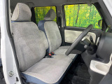 運転席シート廻りは使用感も少なく、良好な状態となっています。前オーナー様が丁寧に使っていたことがよくわかりますね。