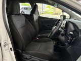 運転席の画像です。充分なスペースがあり、ゆったりした状態で運転していただけます♪