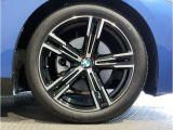 BMWの純正アロイホイールは軽量かつ強度にも優れているホイールで走行性能を引き上げる設計になっております。足元にもBMWは妥協がなくこだわっている個所になります。