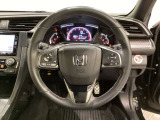 ハンドルにHondaセンシング系のクルーズコントロールやレーンキープアシストなどのスイッチと、オーディオの操作スイッチが装備されています。ハンドルから手を離さず安全に操作できます。
