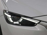 LEDヘッドライトには、夜間走行時に前方の状況を判断し、ヘッドランプの上向き(ハイビーム)と下向き(ロービーム)を自動的に切り替えるハイビームコントロールシステム(HBC)が装備されています。