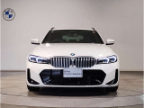 【BMWの伝統】BMWの特徴的な“キドニーグリル”は、80年以上続く伝統の形でございます。変わらないこだわりのデザインが、プレミアムブランド“BMW”を創り出します。