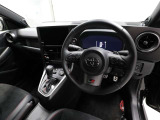 上質で落ち着いた印象のインパネ。視界も広々で運転しやすいです。