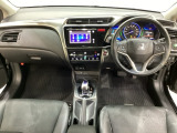 車内は光触媒抗菌消臭施工済です。インパネ周りはスタイリッシュなデザインです。グローブボックスやカップホルダーのほかにトレーなどたくさんの収納スペースが付いています。