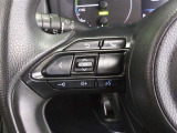 ステアリングには運転中でも簡単に操作できる各種スイッチついてます