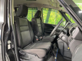 運転席まわりには十分なスペースがあり、大柄な方でもゆったり運転していただける環境です。