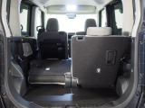 荷室です。後席を倒して荷室を広くできます。写真は左後席を倒した状態です。