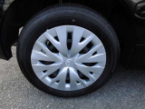 スチールホイールカバー付き。タイヤ装着サイズは「185/60R15」です。