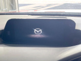 【10.25インチマツダコネクト】車内の雰囲気にマッチした大型のディスプレイ。スマホ接続でのナビ使用やBluetooth再生等、様々な機能が楽しめます。直感的なダイヤル操作が可能で、使い勝手も良好です