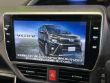 【メーカー10インチナビ】インテリアに溶け込むスタイリッシュな「専用設計」メーカーナビを装備♪視認性や操作性など基本性能にも優れ、より上質なカーライフをお楽しみいただけます。