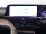 【ディスプレイオーディオ】・・・大型ディスプレイに各種オーディオ機能(AM/FMチューナー、Bluetooth対応)とスマートフォン連携機能を搭載。