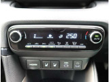 オートエアコンを装備しておりますので、四季を通じて車内を快適な温度に保つことが出来ます!高級感が有りますね!