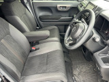乗り心地の良いフロントシートです。足回りも広々としておりますので、長時間の運転も疲れづらいですよ。